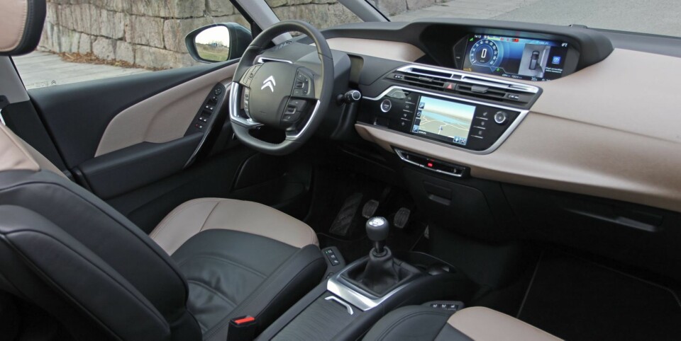 ROMMELIG: Innvendig er Citroën Grand C4 Picasso spesiell på flere måter. Glassflatene skaper romfølelse - det virker som om det er enda mer plass i den enn det faktisk er. Dashbordet har midtstilte instrumenter, og her fungerer det faktisk fint. Skjermen kan settes opp etter sjåførens smak og behov. FOTO: Petter Handeland