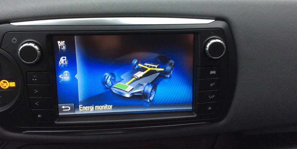 GAMMEL: Hybridsystemet du ser i skjermen på dashbordet er ikke det mest moderne. Men i den relativt lette Yaris Hybrid, gjør det fortsatt nytte for seg. GAMMEL: Hybridsystemet du ser i skjermen på dashbordet er ikke det mest moderne. Men i den relativt lette Yaris Hybrid, gjør det fortsatt nytte for seg.
