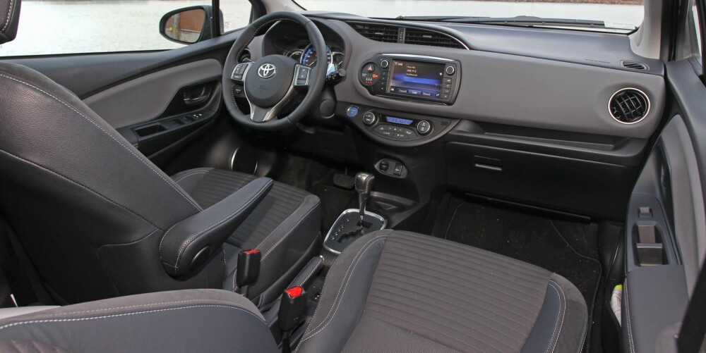 PENERE: Innvendig er småbilene blitt langt hyggeligere de siste årene. Det gjelder spesielt faceliftversjonen av Toyota Yaris. PENERE: Innvendig er småbilene blitt langt hyggeligere de siste årene. Det gjelder spesielt faceliftversjonen av Toyota Yaris.