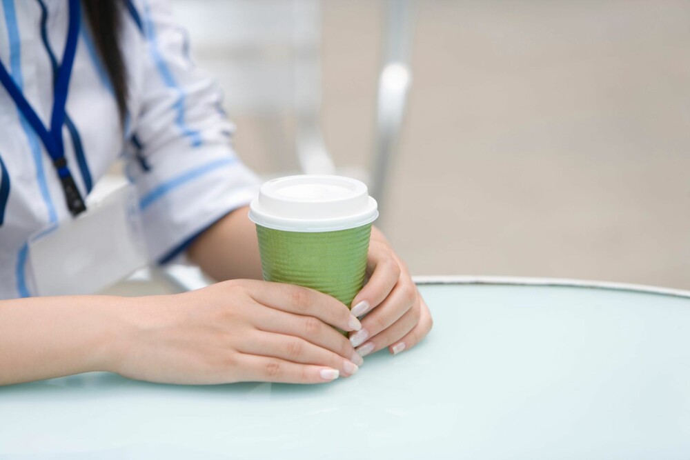 DEHYDRERER: Husk at kaffe og te virker dehydrerende, så balanser ut med ekstra væske. DEHYDRERER: Husk at kaffe og te virker dehydrerende, så balanser ut med ekstra væske.