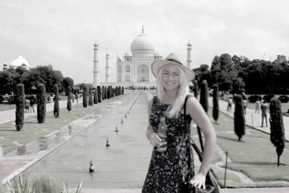 HELT OM DAGEN: Frilansjournalist Thea Steen (25) elsker å dra på sightseeing om dagen. Men vil helst være i nærheten av hotellet sitt om kvelden. Her på ferie i India. HELT OM DAGEN: Frilansjournalist Thea Steen (25) elsker å dra på sightseeing om dagen. Men vil helst være i nærheten av hotellet sitt om kvelden. Her på ferie i India.