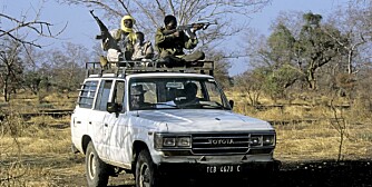 FØRST RAN, SÅ HAIK: Denne bilen, med sjåfør og en bevæpnet vakt (han til høyre, bak i bildet, på taket med gul turban) leide jeg under mitt månedslange opphold i Tsjad. Men i dette landet er politi og militære de verste kjeltringene. Karen til venstre på biltaket er en politimann som ¿haiket¿ med oss. Først stoppet han og hans kollega meg, så nærmest tvang de meg til å betale rundt 500 kroner i bot. Deretter forlangte den ene politimannen å ¿haike¿ med oss, som takk for ranet.
