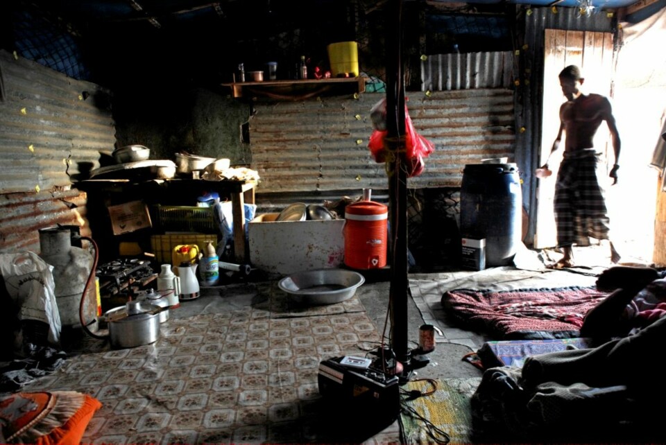 HJEM,KJÆRE HJEM: Det lile huset til Shilling og han s 11 arbeidskamerater er ikke all verden. Bildet er fra kjøkkenet.