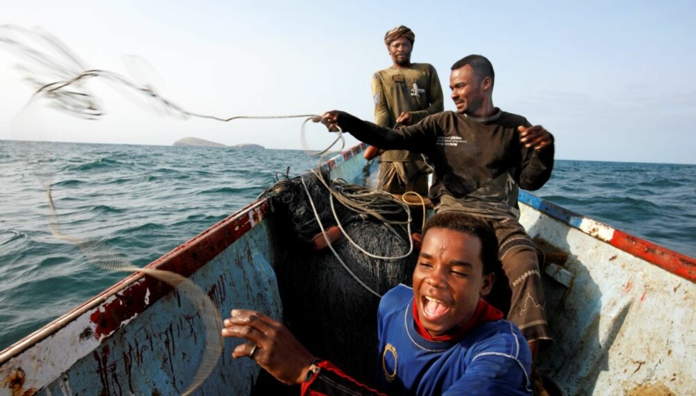 HIV OG HOI: Sayid i midten og hans menn trives på havet, men de er bekymret for pirater. Alt for mange av deres fiskerkolleger er blitt drept av somaliske pirater.