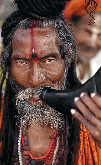 FINNER GUD PÅ SIN MÅTE: En av sadhuen Babas disipler fyrer opp en pipe charas, eller på godt norsk: Hasj.