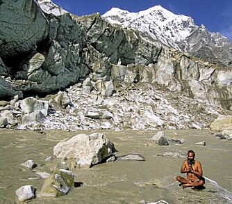 HELLIG MANN I HELLIG ELV: Yogi rømte fra sitt gamle liv og i dag er han ekte sadhu. Her mediterer han høyt oppe i Himalaya, der hor en av Ganges`to kilder, Bhagirathi-elven, har sitt utløp.