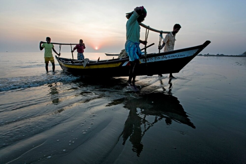 TUNG FROKOST: Fiskere drar opp båten ved landsbyen Betapuo.