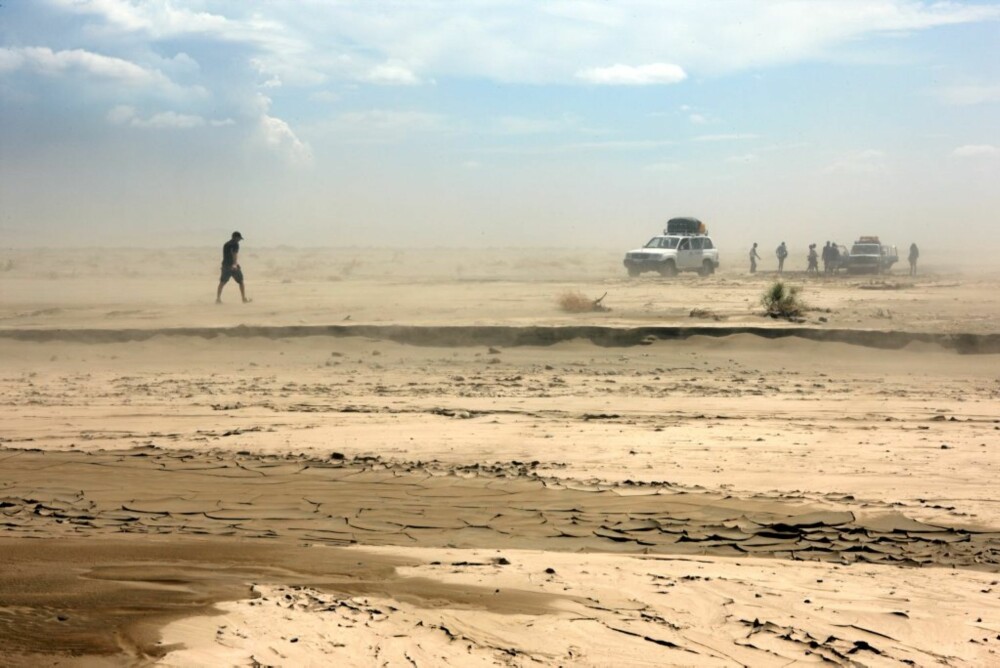 FLATT: Paddeflat ørken. 45 grader i skyggen. Den seks timers turen er en styrkeprøve.