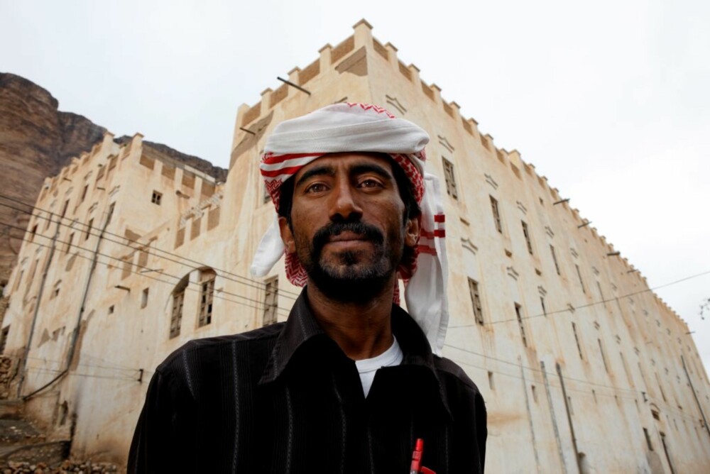 SJEFENS HUS: Abdullah sier han er nevøen til Osama bin Laden. Her poserer han foran onkelens store hus i Arubat.