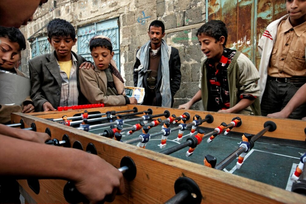 FOTBALL: I Sanaa står det mange slike bord hvor gutta kan spille fotball.