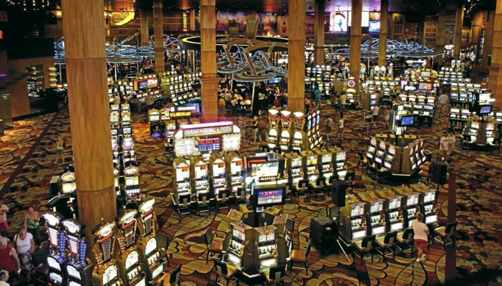 GAMBLING: Tilreisende og et raskt økende antall fastboende i Las Vegas dusjer og vanner hager, og tømmer vannreservene.