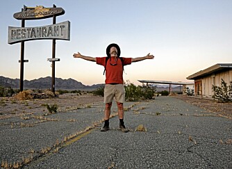 THE MOTHER ROAD: Route 66 fikk flere kallenavn, deriblant ""The Mother Road"" og ""The Main Street of America"". Her nyter jeg stemningen ved den gamle Roadrunner restauranten i California.