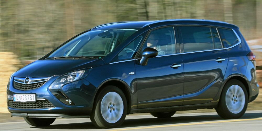 MONOCAB: Oppskriften på mest mulig plass heter monocab på bilprodusentspråk. Opel brukte høyhastighetstog som inspirasjon da de designet bilen. Det ser du best fra siden - og med litt godvilje. Foto: Egil Nordlien, HM Foto MONOCAB: Oppskriften på mest mulig plass heter monocab på bilprodusentspråk. Opel brukte høyhastighetstog som inspirasjon da de designet bilen. Det ser du best fra siden - og med litt godvilje. Foto: Egil Nordlien, HM Foto