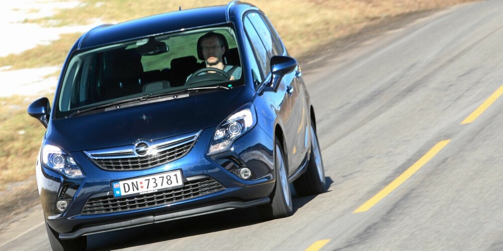 NYTT ANSIKT: Zafira og Ampera er de to første bilene med Opels nye fjes, som er preget av at en bue strekker seg ned fra hver av lyktene. FOTO: Egil Nordlien, HM Foto NYTT ANSIKT: Zafira og Ampera er de to første bilene med Opels nye fjes, som er preget av at en bue strekker seg ned fra hver av lyktene. FOTO: Egil Nordlien, HM Foto