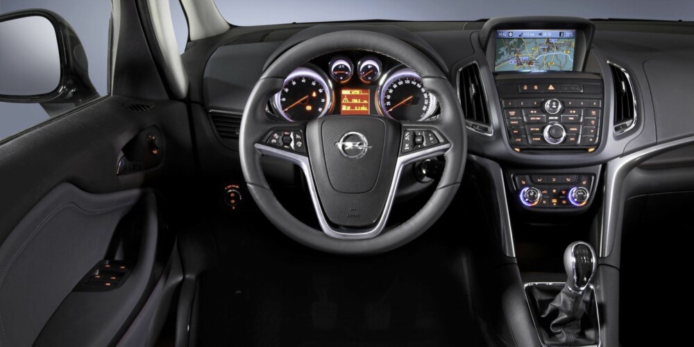 STRAMT: Det er ganske mange knapper på midtkonsollen i Opel Zafira Tourer, men ellers er den det en kan kalle ""tysk stram"" i interiørdesignen. FOTO: Opel STRAMT: Det er ganske mange knapper på midtkonsollen i Opel Zafira Tourer, men ellers er den det en kan kalle ""tysk stram"" i interiørdesignen. FOTO: Opel