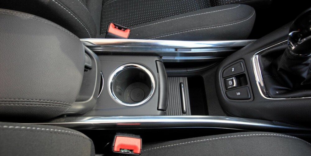 SMART: Flerbruksbiler har ofte lure løsninger for oppbevaring av småting. I Opel Zafira Tourer kan konsollboksen og koppholdere skyves fram og tilbake på skinner over et delvis skjult rom. FOTO: Egil Nordlien, HM Foto SMART: Flerbruksbiler har ofte lure løsninger for oppbevaring av småting. I Opel Zafira Tourer kan konsollboksen og koppholdere skyves fram og tilbake på skinner over et delvis skjult rom. FOTO: Egil Nordlien, HM Foto