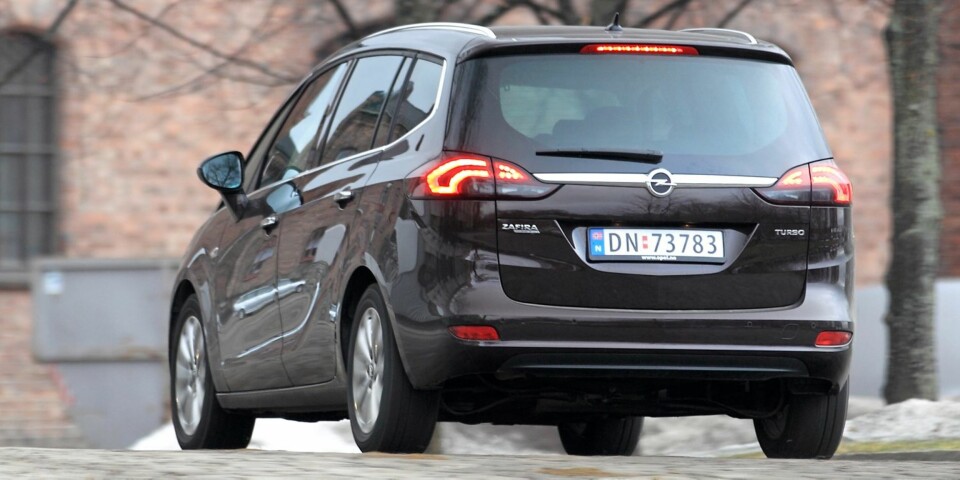 MER STIL: Sammenlignet med den forrige Opel Zafira, virker den nye slankere og lavere. Det er i stil med Opels løfter: Zafira Tourer skal minne mer om en stasjonsvogn. FOTO: Egil Nordlien, HM Foto