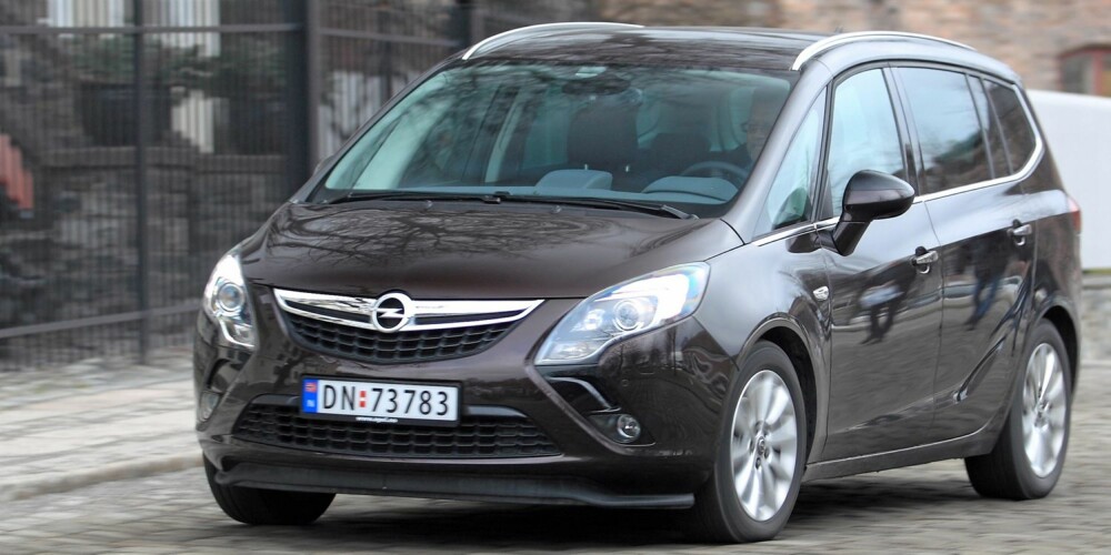 NYTT ANSIKT: Zafira og Ampera er de to første bilene med Opels nye fjes, som er preget av at en bue strekker seg ned fra hver av lyktene. FOTO: Egil Nordlien, HM Foto NYTT ANSIKT: Zafira og Ampera er de to første bilene med Opels nye fjes, som er preget av at en bue strekker seg ned fra hver av lyktene. FOTO: Egil Nordlien, HM Foto