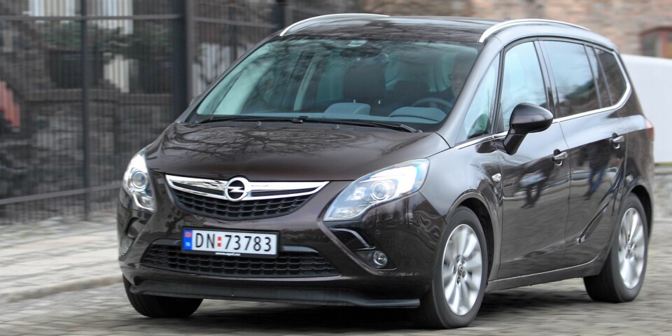 NYTT ANSIKT: Zafira og Ampera er de to første bilene med Opels nye fjes, som er preget av at en bue strekker seg ned fra hver av lyktene. FOTO: Egil Nordlien, HM Foto