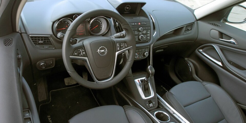 STRAMT: Det er ganske mange knapper på midtkonsollen i Opel Zafira Tourer, men ellers er den det en kan kalle ''tysk stram'' i interiørdesignen. FOTO: Opel