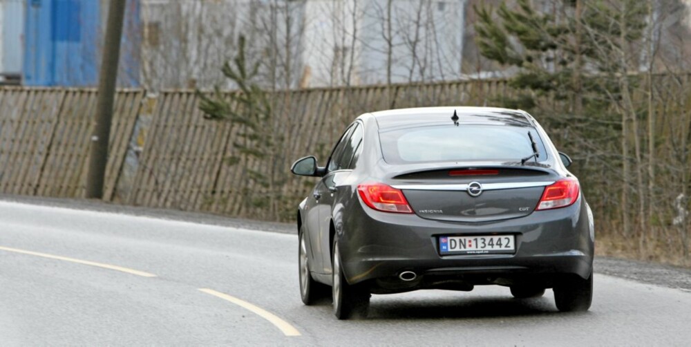 TILSTREBET COUPE: Men de lekre linjene har en praktisk nedside, blant annet sikt bakover. TILSTREBET COUPE: Men de lekre linjene har en praktisk nedside, blant annet sikt bakover.
