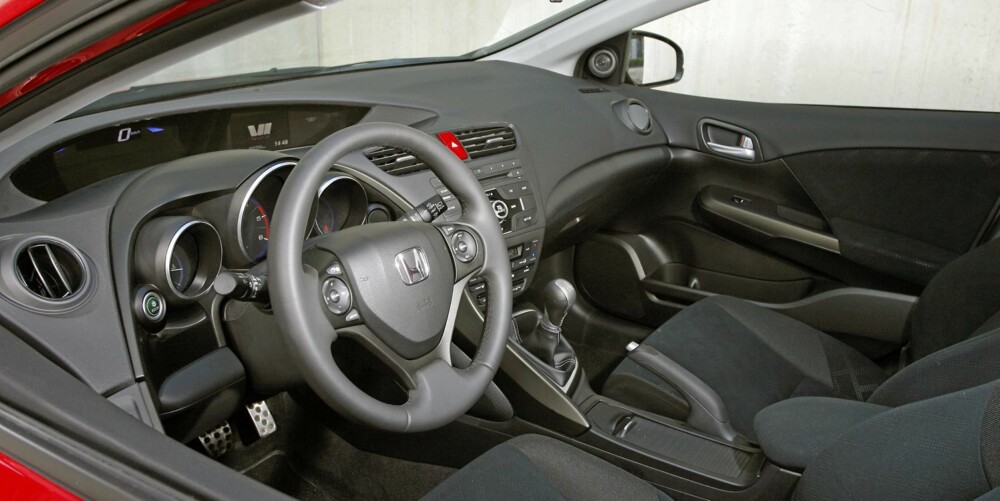 SVART: Kupeen er helt og holdenst i svart i Sport-utgaven av Honda Civic. Dashbord-instrumentene er i to ""etasjer"", en løsning som fungerer godt. FOTO: Petter Handeland SVART: Kupeen er helt og holdenst i svart i Sport-utgaven av Honda Civic. Dashbord-instrumentene er i to ""etasjer"", en løsning som fungerer godt. FOTO: Petter Handeland