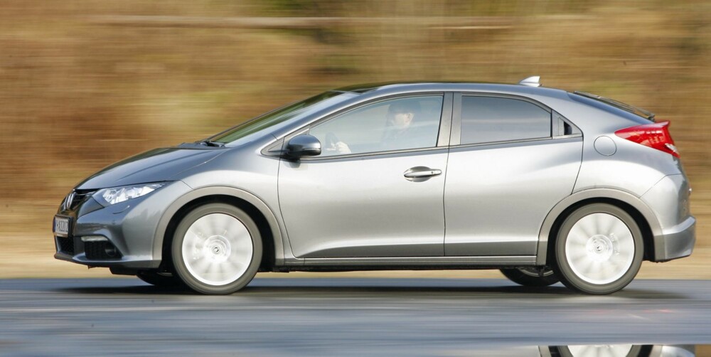 LIGNER: Sett fra siden ser en klare likhetstrekk med den forrige Honda Civic-modellen. FOTO: Petter Handeland LIGNER: Sett fra siden ser en klare likhetstrekk med den forrige Honda Civic-modellen. FOTO: Petter Handeland