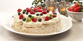 KLASSISK FESTKAKE: Til og med pavlova kan lages som kake uten egg. Selve marengsen består av vann, sukker, gelantin og vaniljesukker.
