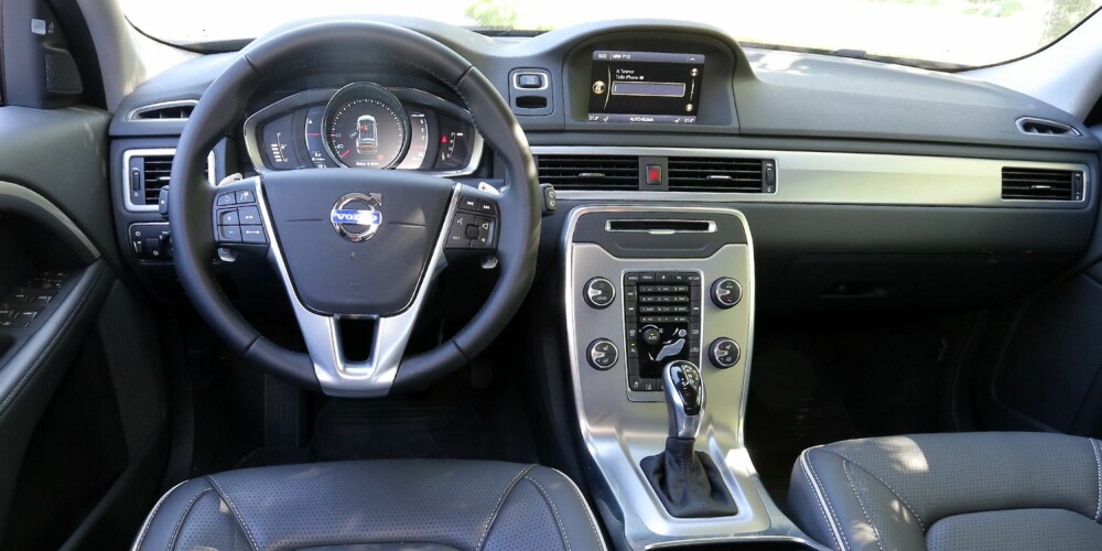HOLDER STILEN: Det er et pent dashbord Volvo V70 kan by på, men noen betjeningselementer er utdatert. HOLDER STILEN: Det er et pent dashbord Volvo V70 kan by på, men noen betjeningselementer er utdatert.