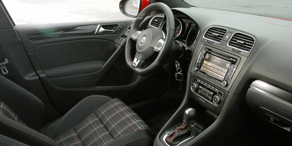 LITT RETRO: Det rutete stoffet i setene er inspirert av setene i første Golf GTI som kom på markedet i 1976. LITT RETRO: Det rutete stoffet i setene er inspirert av setene i første Golf GTI som kom på markedet i 1976.