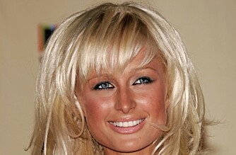 TETTSITTENDE: Paris Hilton har det vi kaller tettsittende øyne. Her understreker hun øynenes plassering ved å legge mørk kajal innerst i øyekroken.