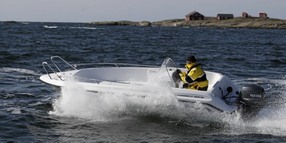VÅT BÅT: 518 Arrow har en tendens til å ""grave"" litt mye sjø med baugen i bølgene. VÅT BÅT: 518 Arrow har en tendens til å ""grave"" litt mye sjø med baugen i bølgene.