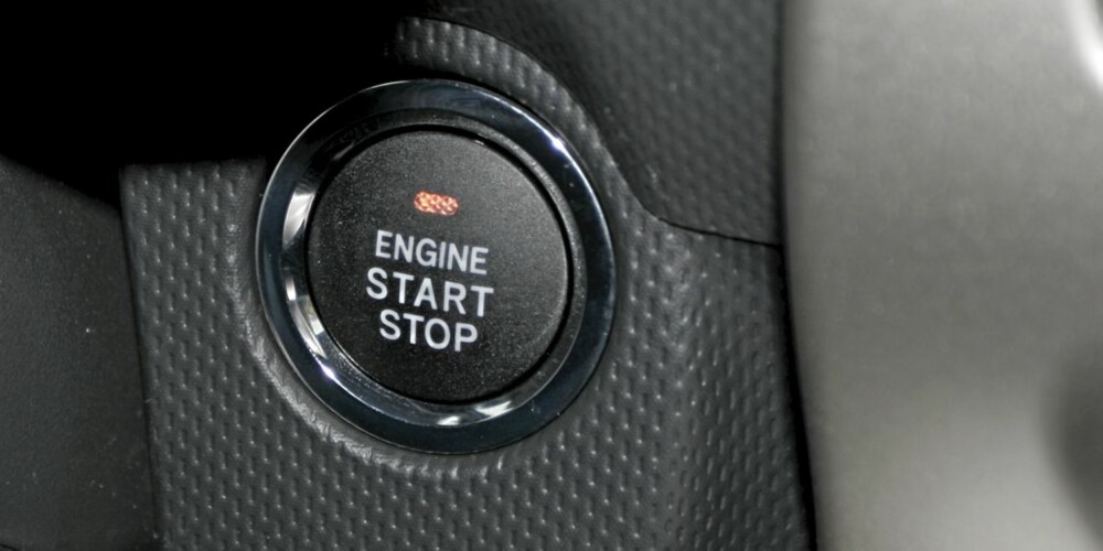 STRATTRØBBEL: Når det lyser rødt i denne knappen får du ikke start. Toyota gjorde det pinlig for oss ved flere anledninger. STRATTRØBBEL: Når det lyser rødt i denne knappen får du ikke start. Toyota gjorde det pinlig for oss ved flere anledninger.