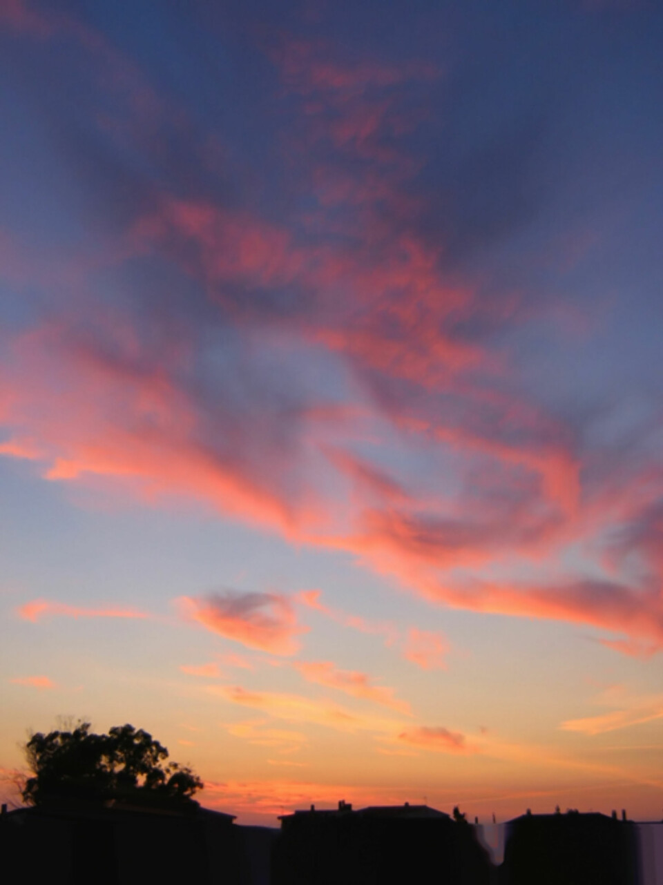 VAKKER HIMMEL: Skylaget er hovedmotivet og får mest plass. Husenes silhuett står i skarp kontrast til og understreker skyenes form og farge.