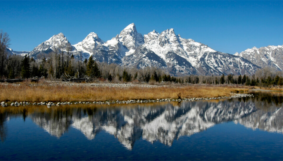 PANORAMA: Fjellkjeden egner seg ypperlig for breddeformat. Fjellenes speiling i vannet gir en slående effekt.