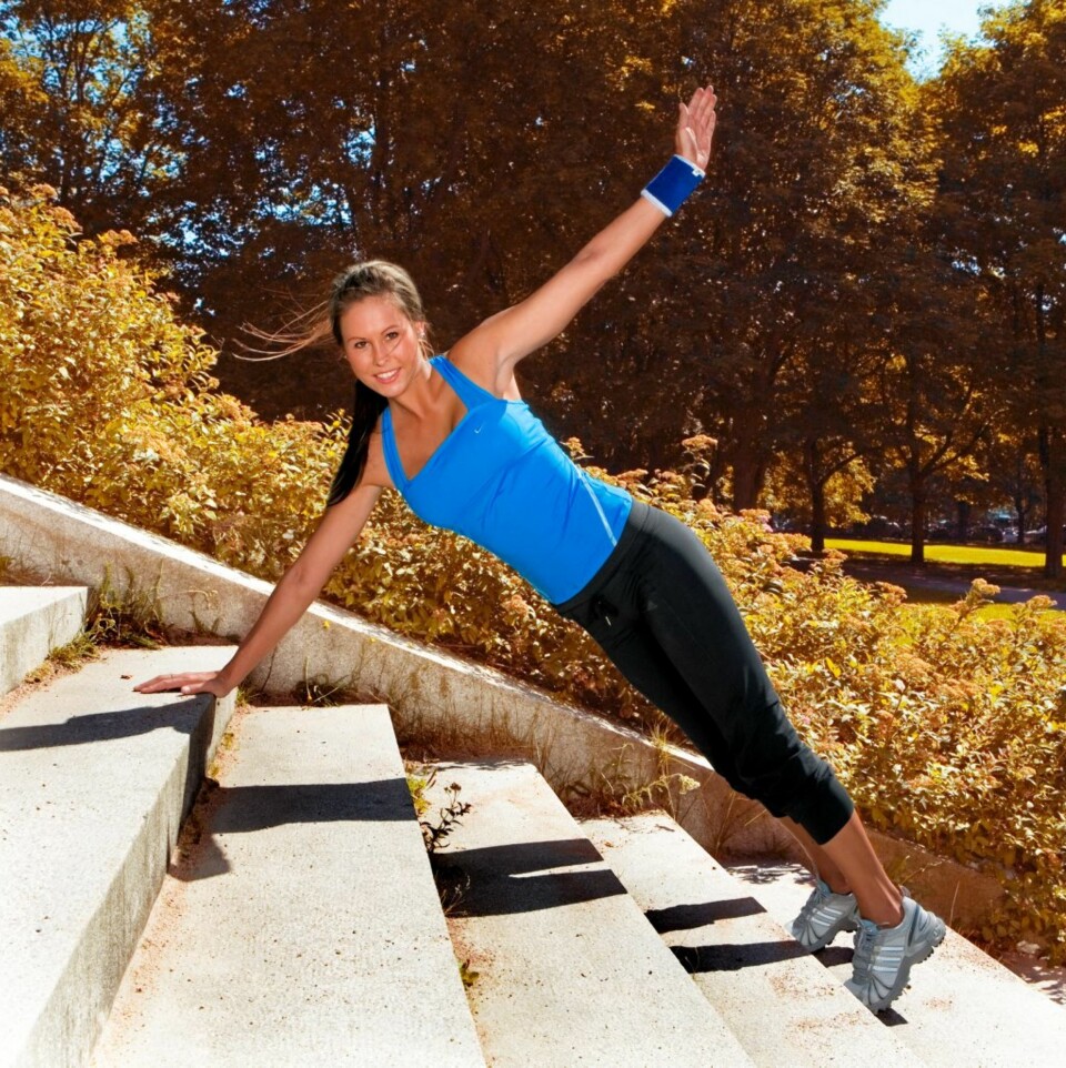 ROTASJON MED STREKK: Stå i plankeposisjon med hender i skulderbredde.