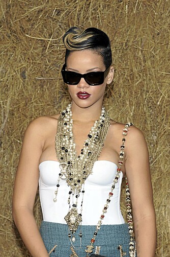BESMYKKET: Rihanna fastslo at statementsmykker er trendy på Chanelvisningen i forrige uke. BESMYKKET: Rihanna fastslo at statementsmykker er trendy på Chanelvisningen i forrige uke.