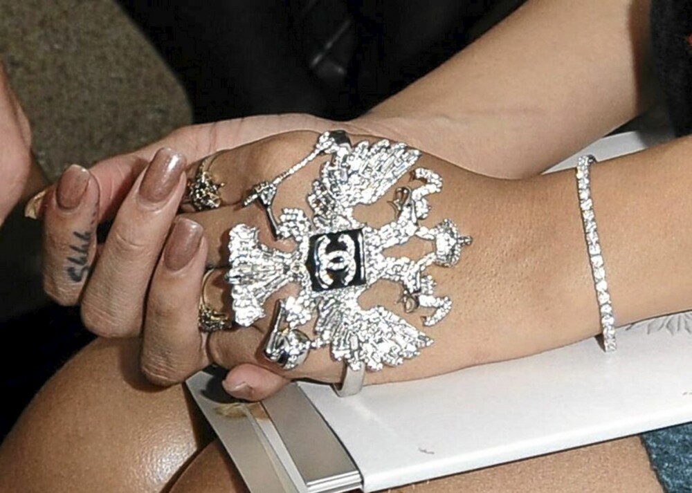 STATEMENTRING: Rihanna glimter til med en ring med litt størrelse på. (eller er det et håndsmykke?).Ringer av denne størrelsen kan du for øvrig bruke til å forsvare deg mot innpåslitne karer på byen. STATEMENTRING: Rihanna glimter til med en ring med litt størrelse på. (eller er det et håndsmykke?).Ringer av denne størrelsen kan du for øvrig bruke til å forsvare deg mot innpåslitne karer på byen.