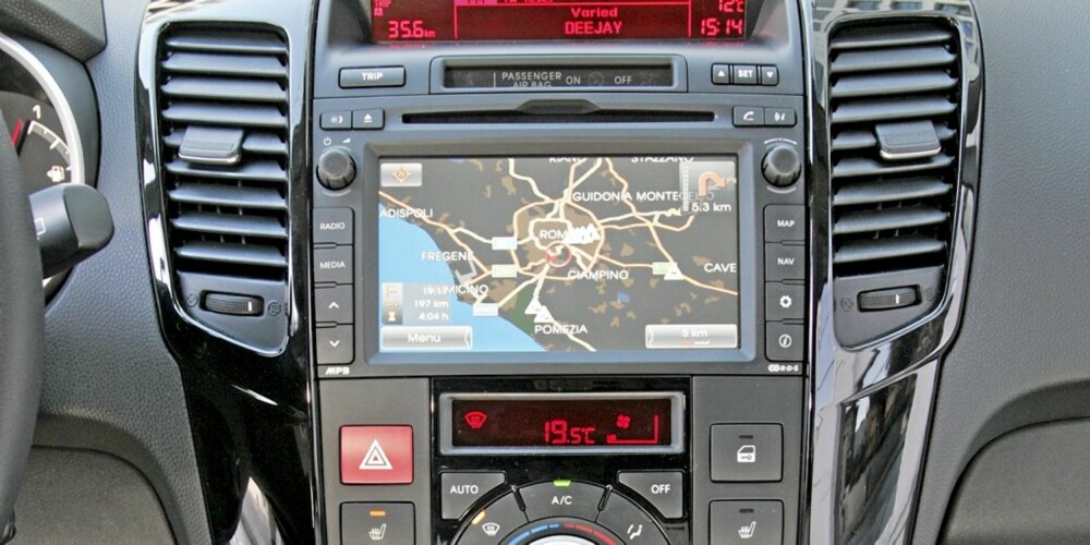 NÅ MODERNE NAVI: Navigasjonen i første generasjon Kia Ceed var en vits. Med fullsize touchscreen-anlegg har Kia tatt et langt skritt framover. NÅ MODERNE NAVI: Navigasjonen i første generasjon Kia Ceed var en vits. Med fullsize touchscreen-anlegg har Kia tatt et langt skritt framover.
