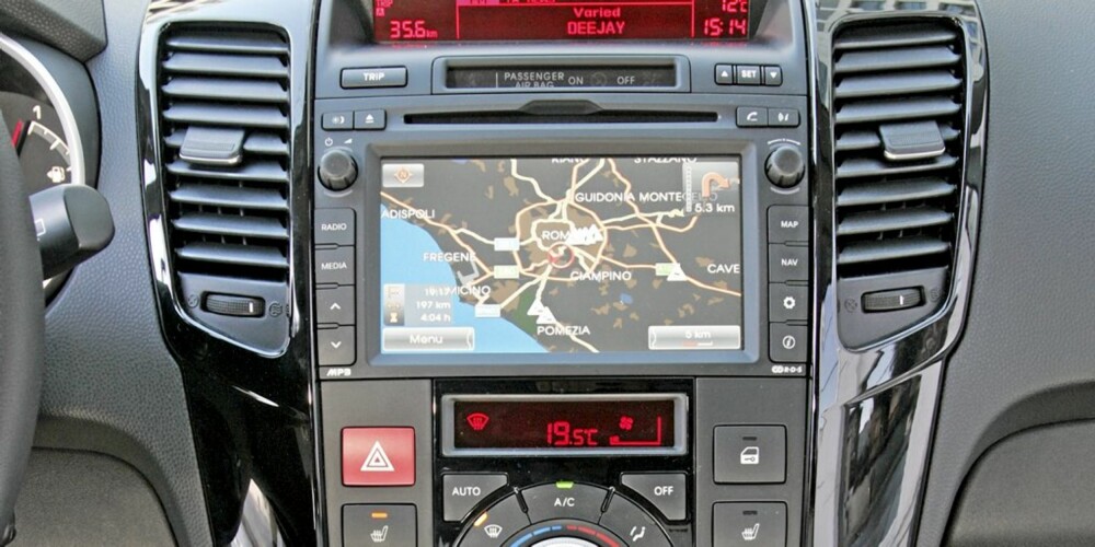 NÅ MODERNE NAVI: Navigasjonen i første generasjon Kia Ceed var en vits. Med fullsize touchscreen-anlegg har Kia tatt et langt skritt framover.