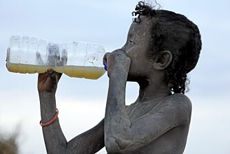 DRIKKEVANN: Denne lille jenta i landsbyen Fea har ikke noe annet valg enn å drikke dette vannet.
