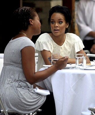 VENNINNEMIDDAG: Sangstjernen Rihanna spiser middag med en venninne på populære Da Silvano i New York.