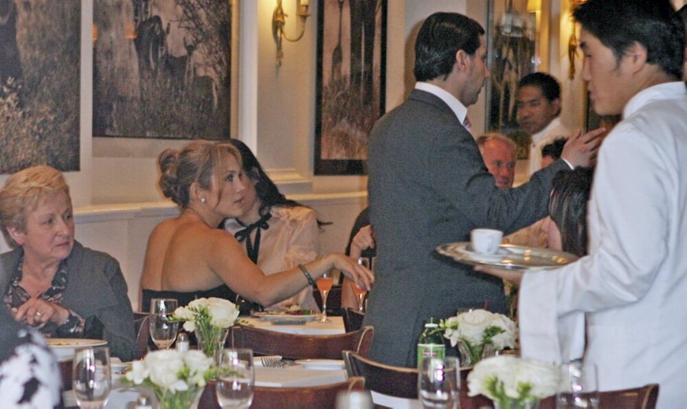 JENNIFER LOPEZ: Jennifer Lopez spiser her lunsj på restauranten Nello i New York.