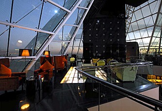 GLASSTAK: Den eksklusive baren China Moon Champagne bar hører til Raffles Dubai Hotel. GLASSTAK: Den eksklusive baren China Moon Champagne bar hører til Raffles Dubai Hotel.