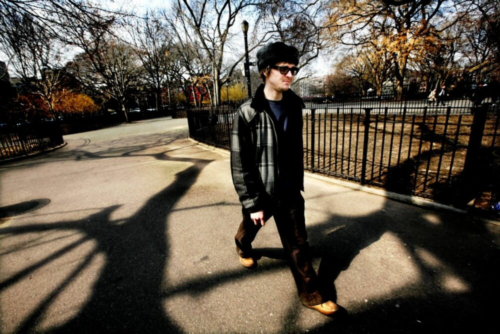 PÅ HJEMMEBANE: Musikeren Eivind Opsvik spaserer i Tompkins Square Park. Det ville han ikke gjort på 80-tallet.