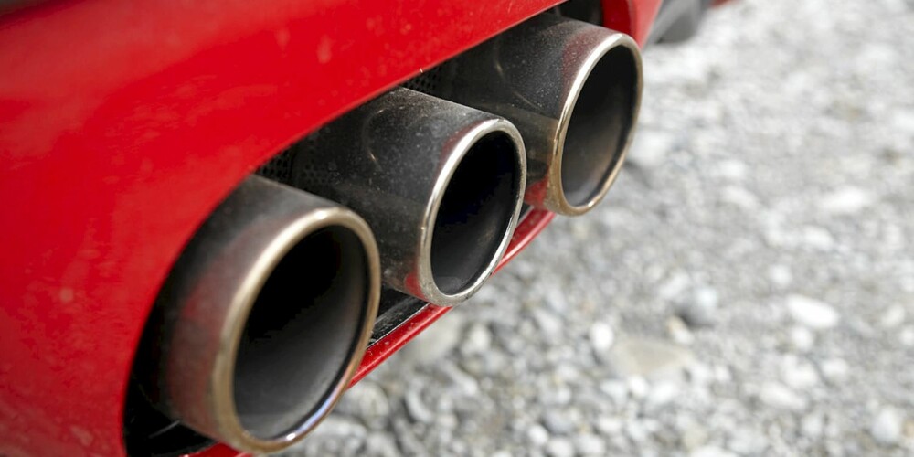 GI JERNET! :Eksoslyden er like skarp som øvrig respons i bilen. Ved lett pådrag åpnes bare det midtre eksosrøret, mens idet du gir jernet, åpner alle tre. GI JERNET! :Eksoslyden er like skarp som øvrig respons i bilen. Ved lett pådrag åpnes bare det midtre eksosrøret, mens idet du gir jernet, åpner alle tre.
