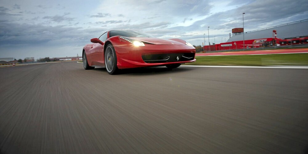 LIDENSKAP OG YTELSE: 2010-nyheten 458 Italia er en av de mest moderne sportsbilene du kan få. Bilens budskap er ikke bare dyp lidenskap og ekstrem ytelse, men også fra Ferrari-fabrikken et uttrykk for teknologisk nivå og ledelse. LIDENSKAP OG YTELSE: 2010-nyheten 458 Italia er en av de mest moderne sportsbilene du kan få. Bilens budskap er ikke bare dyp lidenskap og ekstrem ytelse, men også fra Ferrari-fabrikken et uttrykk for teknologisk nivå og ledelse.