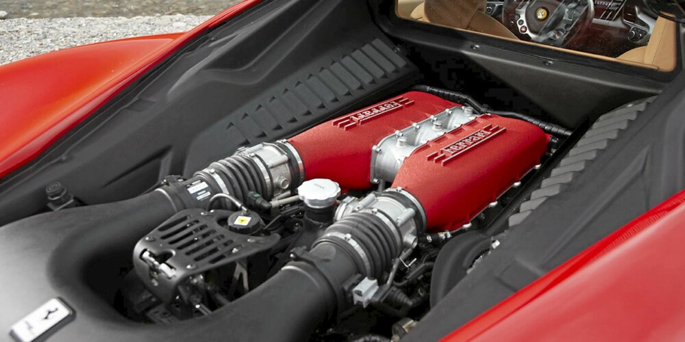 Den potente V8-eren responderer helt nede fra 1500 omdreininger og hele 80 prosent av maks ytelse er tilgjengelig allerede fra 3250 omdreininger. Den potente V8-eren responderer helt nede fra 1500 omdreininger og hele 80 prosent av maks ytelse er tilgjengelig allerede fra 3250 omdreininger.