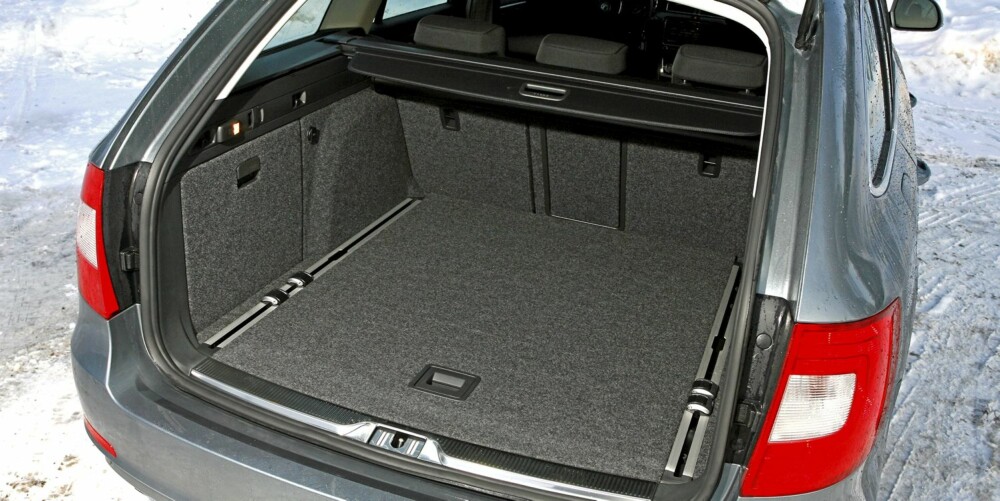GEDIGENT: Bagasjerommet rommer godt over 600 liter, og må kun se seg slått av Mercedes E-klasse stv. GEDIGENT: Bagasjerommet rommer godt over 600 liter, og må kun se seg slått av Mercedes E-klasse stv.