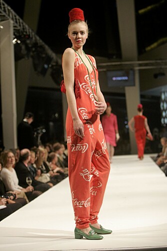 FAVORITT: Mariann Thomassen elsket denne jumpsuiten med Coca-Cola mønster fra Fretex Redesing sitt moteshow. FAVORITT: Mariann Thomassen elsket denne jumpsuiten med Coca-Cola mønster fra Fretex Redesing sitt moteshow.